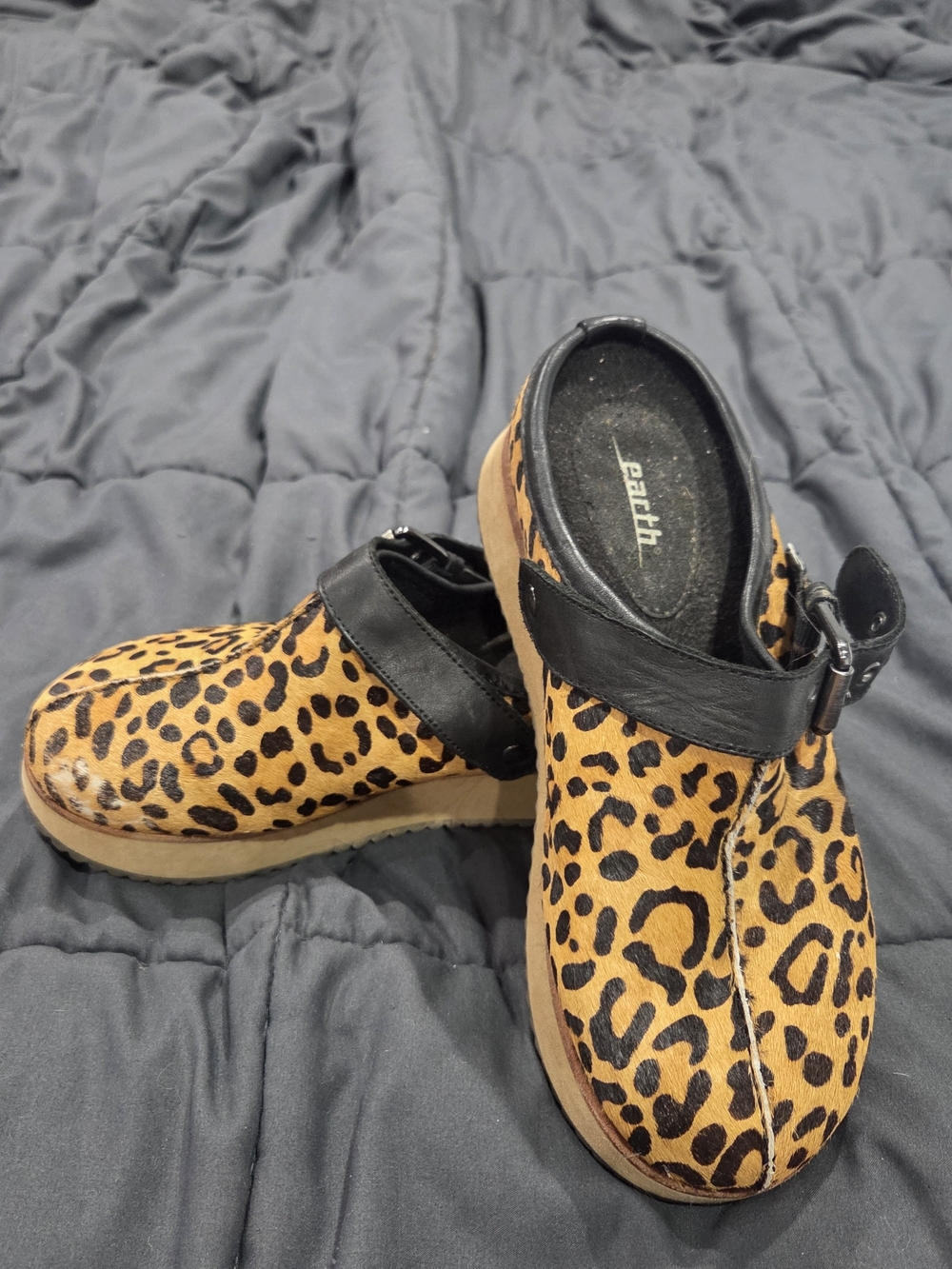 Earth Kids Leopard-Print Clogs with Black Strap - Tan/Black
